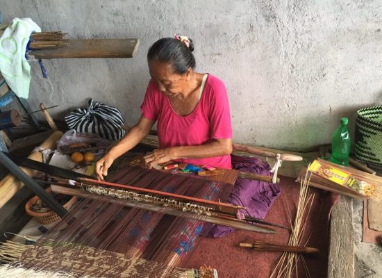 布を織る女性
