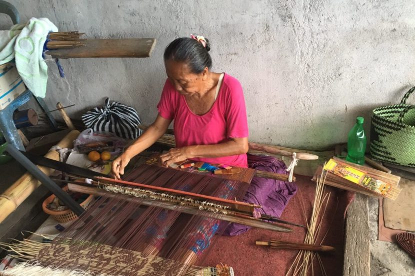 布を織る女性